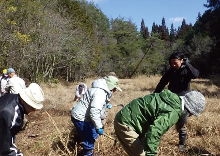 能勢町地黄湿地で草刈りをしている人たちの画像