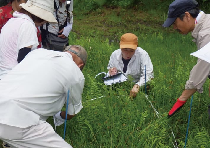 能勢町地黄湿地で植物の記録を付けている人たちの画像
